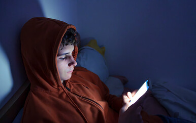 Dijete s mobitelom, ilustracija