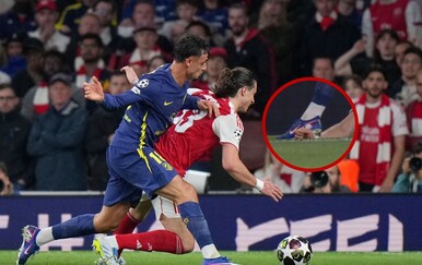 VIDEO Sudac na Emiratesu ostao nijem nakon gaženja, navijači Arsenala bjesne