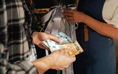 Muškarac kupovao u trgovačkom centru, kad je djelatnici predao novac, odmah je pozvala policiju