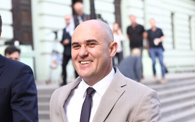 FOTO Dabro puca od sreće: Pogledajte kako je napustio sudnicu