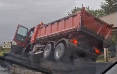 VIDEO Kamion udario u ogradu kod Dugopolja