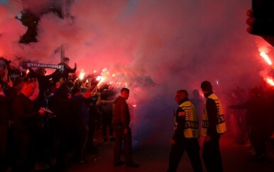 Nadrealne scene nakon polufinala: Skinuo sunčane naočale i stao pred navijače, krenuo je potpuni kaos