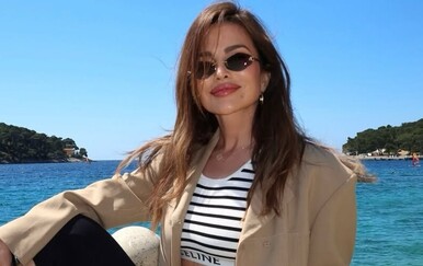 Severina pokazala isklesane trbušne mišiće u prugastom topiću