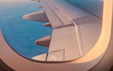 Pilot objasnio što su sitne rupice na prozorima aviona i koja je njihova uloga