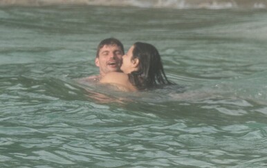 Max Verstappen i Kelly Piquet uhvaćeni u prisnim trenucima na plaži