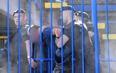 Pogledajte kako policija privodi dvojac koji je zapalio transparent navijača Dinama