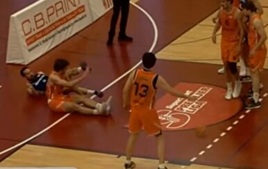 Sramotna scena! Košarkaš Dinama nogom udario u glavu igrača Samobora