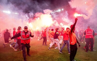 Scene koje su zgrozile Europu: Praški derbi prekinut zbog upada huligana