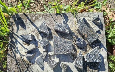 FOTO Oštećena spomen ploča za žrtve fašizma u Sloboštini