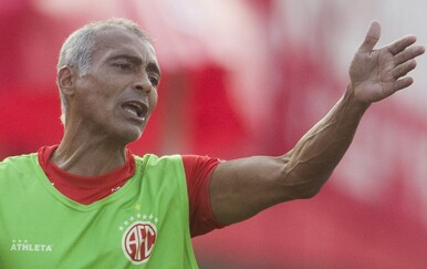 Legenda u središtu skandala, uhvaćen u ljubavnom trokutu: Nova djevojka mlađa je 34 godine