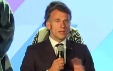Francuski predsjednik Emmanuel Macron smirivao publiku na samitu u Keniji