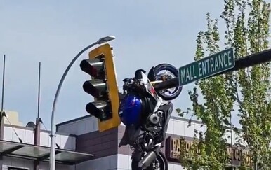 VIDEO Motor nakon nevjerojatne nesreće ostao visjeti na semaforu