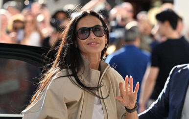 Demi Moore u poludimijama i cipelama Gucci u Cannesu