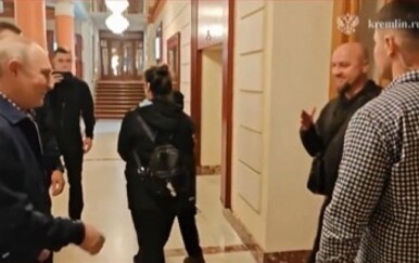 Kremlj objavio bizaran video Vladimira Putina iz hotela