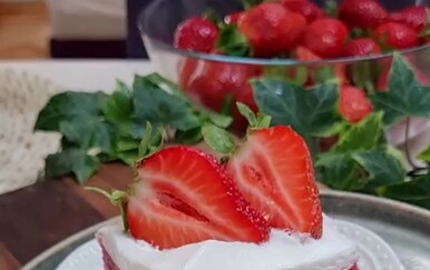 Recept za brzi kolač od pudinga i jagoda