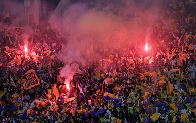 Saudijski derbi pretvorio se u opći kaos: Letjele čaše i boce, mlatili se štapovima