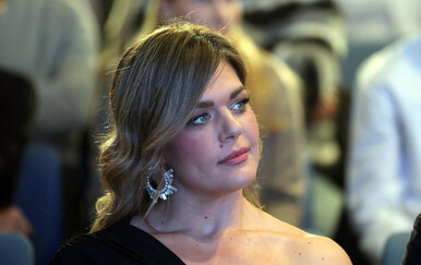 Sandra Elkasević u Guccijevim mokasinama i sivom odijelu