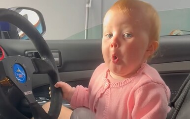Posjeo bebu za volan i zabilježio reakciju koja mu je popravila dan