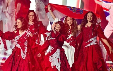 Lelek podigle hrvatsku zastavu na početku finala Eurosonga
