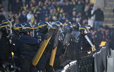Utakmica Nantesa hitno prekinuta: Maskirani huligani upali na travnjak i krenuli na igrače