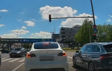 Vozač Tesle umalo izazvao sudar, svi se pitaju što mu je bilo u glavi