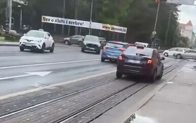 Snimka taksista iz Zagreba zbunila promatrače: "Odmah oduzeti vozačku"