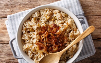 Mujaddara: Recept za tradicionalno bliskoistočno jelo od riže, leće i luka