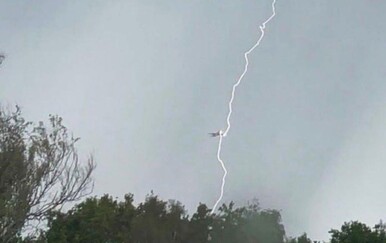 FOTO Avion EasyJeta pogođen gromom prisilno sletio u zračnu luku