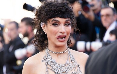 Camélia Jordana privukla poglede u Cannesu neobičnim izdanjem