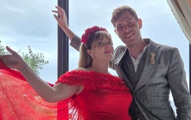 Jagoda Kumrić pokazala trudnički trbuh u elegantnom izdaju za bratovu svadbu