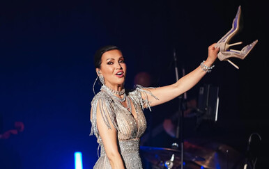 Nina Badrić u haljini koja se "kupa" u kristalima