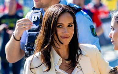 Meghan Markle pohvalila se luksuznim nakitom, no jedan detalj ponovno je pokrenuo nagađanja