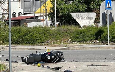 FOTO Stravična nesreća: Motociklist poginuo na licu mjesta