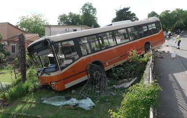U Rijeci je autobus bez vozača i putnika završio u dvorištu