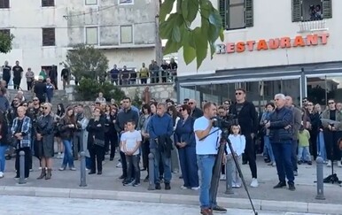 Tišina i golema tuga u Drnišu: Na stotine građana okupilo se u Drnišu