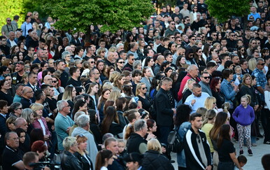 Tišina i golema tuga u Drnišu: Na stotine građana okupilo se u Drnišu