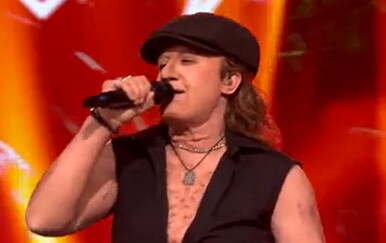 Iva Ajduković kao AC/DC