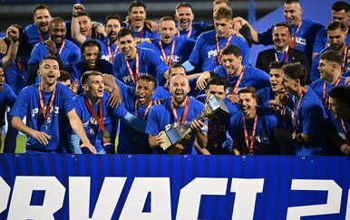 Igrači Dinama proslavili titulu s Bad Blue Boysima na sjeveru