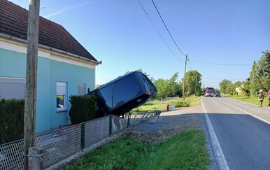 Nesreća kod Garešnice: Automobil sletio u dvorište i umalo se zabio u kuću