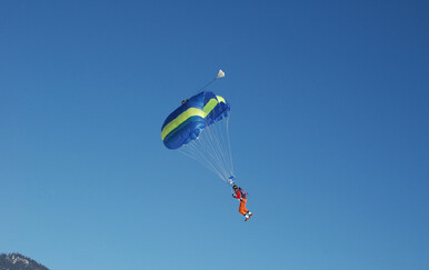Paragliderica se u Austriji sudarila s malim avionom, oboje preživjeli