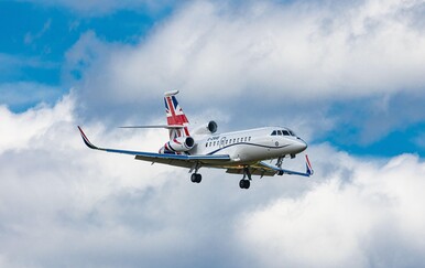 Avion u kojem je bio britanski ministar na meti napadača