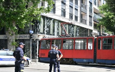 Beograd: Tramvaj iskočio iz tračnica i zabio se u zgradu