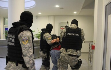 BiH: Uhićen muškarac zbog trgovine oružjem, skrivao desetke granata i oružje