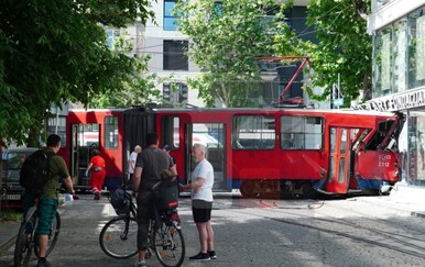 Beograd: Više ozlijeđenih kada se tramvaj na križanju zabio u stambenu zgradu