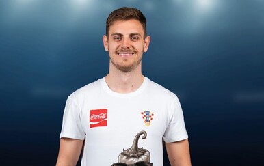 Kad krene utakmica, svi imamo svoj ritual. Ovog ljeta i najpoželjniju vatrenu majicu.
