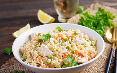 Kus-kus salata s piletinom i proteinskim dresingom