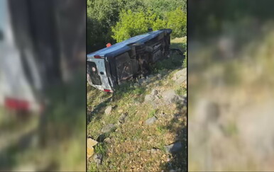 Dio djece iz autobusa koji se prevrnuo kod Obrovca pušen kući