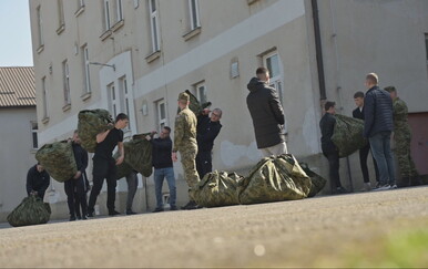 Zbog bolesnih ročnika zvali obitelji, ministar obrane i šef vojske se ispričali, ko