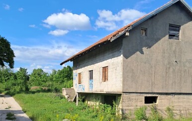 Uvredljivi grafiti ispisani na kući u Gračacu