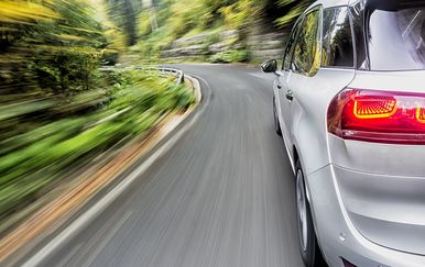 Automobil na cesti (Foto: Guliver/Thinkstock)
